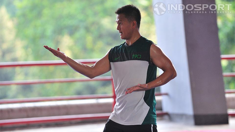 Fidelys Loloboa yang akan turun di nomor kata perorangan putra terus berlatih untuk menjaga kesempurnaan gerakannya di kawasan Gelora Bung Karno, Kamis (25/09/14).